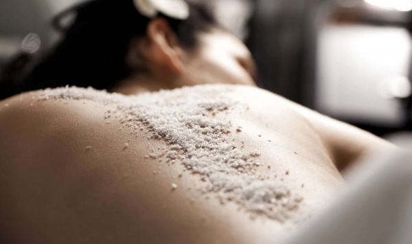 Body peeling with sea salt and short massage